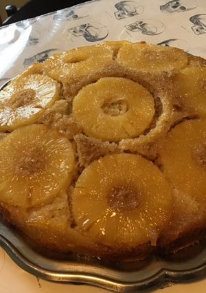Une photo de Gâteau caramélisé à l'ananas et jus de pêches