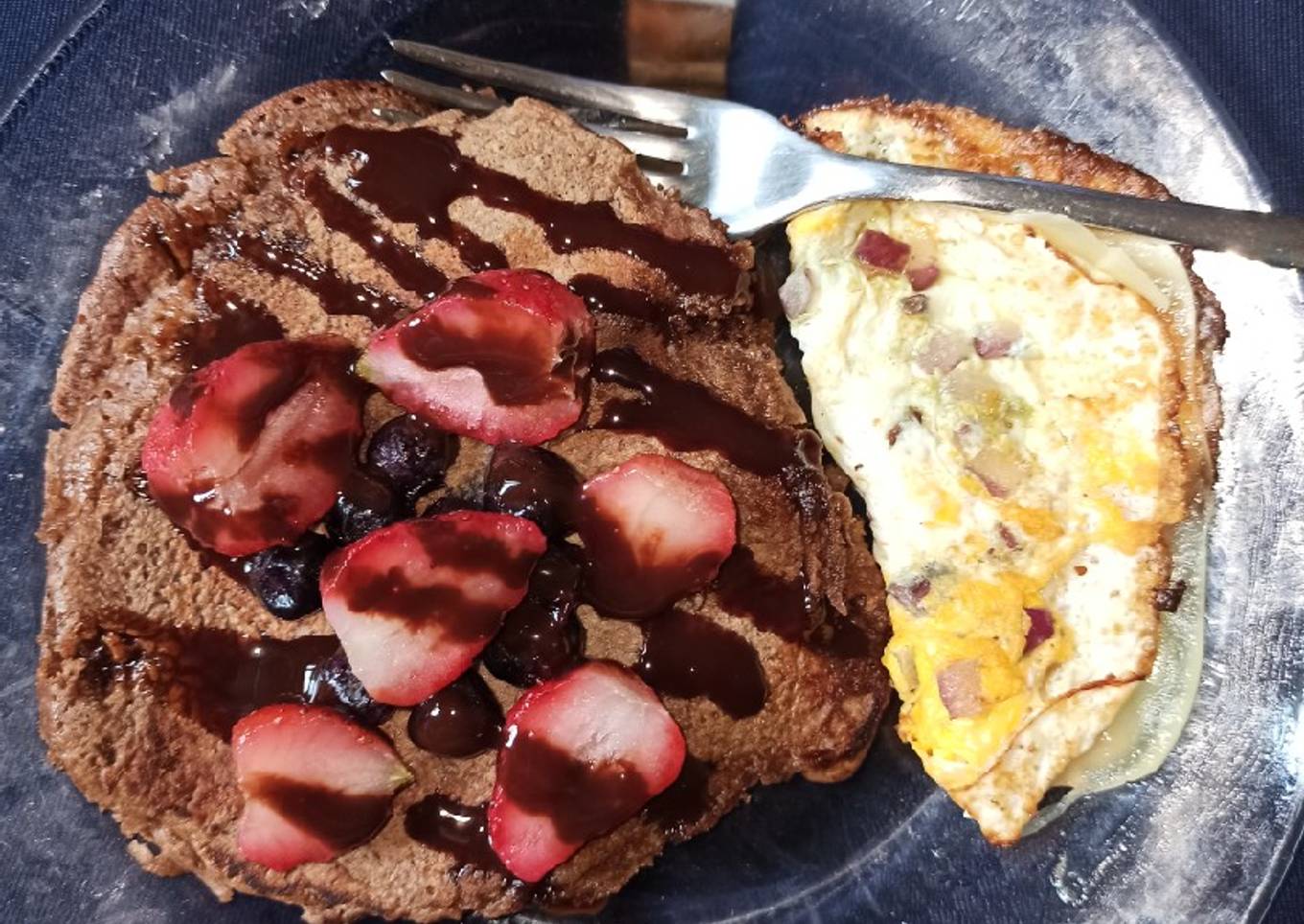 Pancakes de avena con omelette, fresas y arándanos