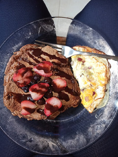 Una foto de Pancakes de avena con omelette, fresas y arándanos