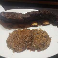 Una foto de Asado de tira con papas rosti a la parrilla. Jorge
