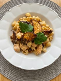 Una foto de Tiburones con pollo y berenjena frita 🍗🍆
