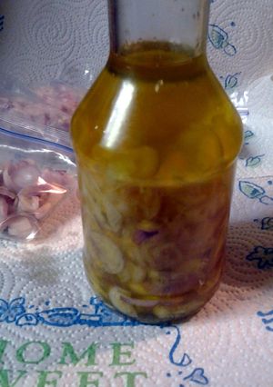 A picture of shallot oil.