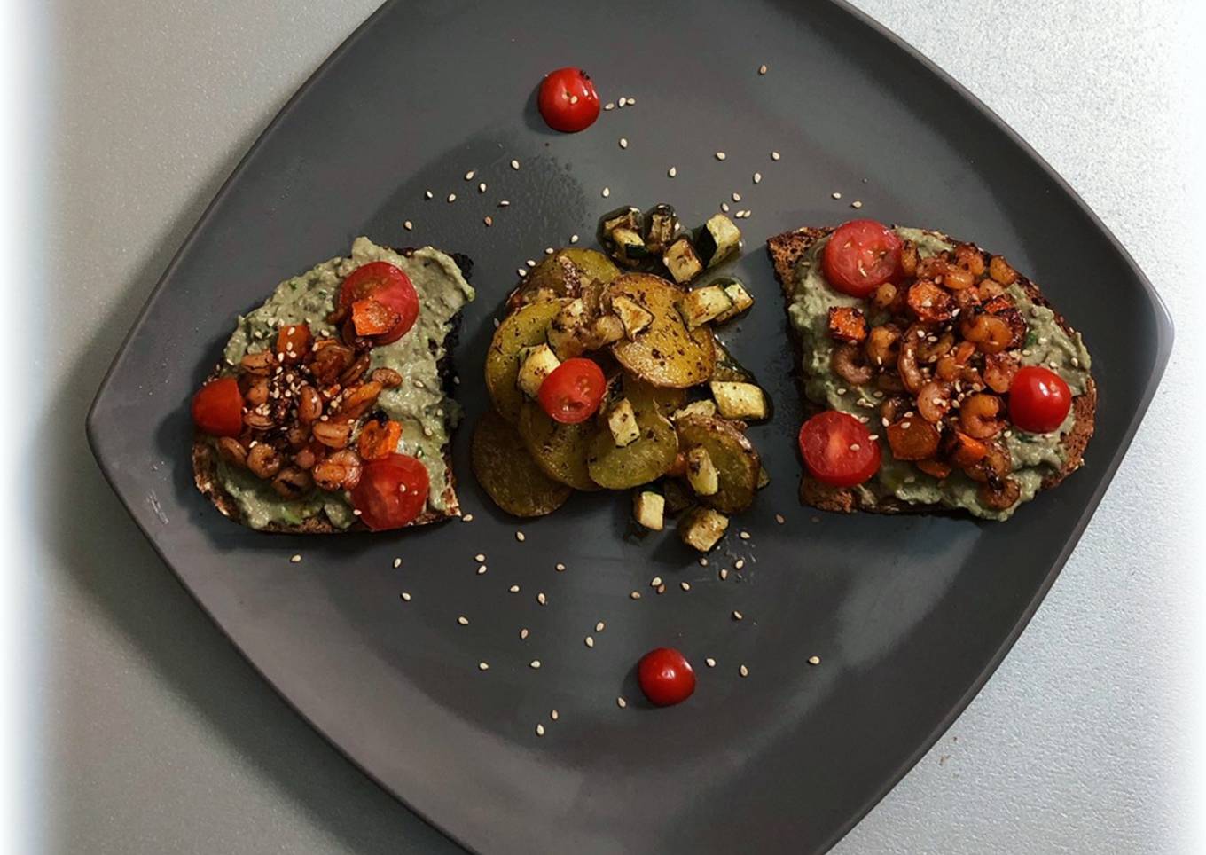 🌿Des tartines aux avocats et crevettes accompagnées de pommes de terre avec ses dés de courgettes🌿