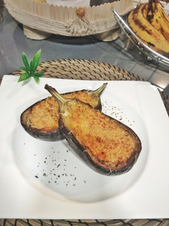 Una foto de Berenjena rellena de pollo