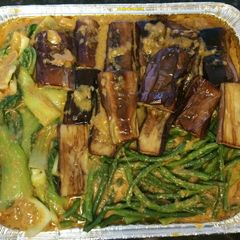 A picture of Kare-kare(oxtail and tripe in peanut sauce).