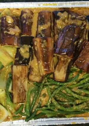 A picture of Kare-kare(oxtail and tripe in peanut sauce).