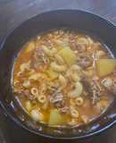 Sopita de coditos con carne molida