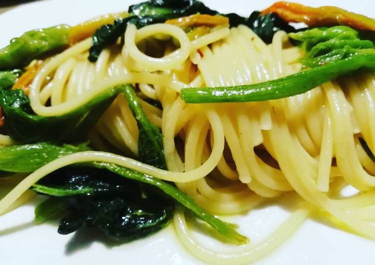 Spaghetti aglio olio e fiori di zucca