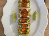 Mini tacos de aguacate, langostinos y caviar de salmón