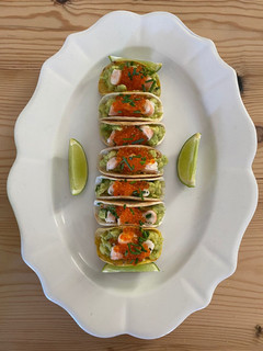 Una foto de Mini tacos de aguacate, langostinos y caviar de salmón