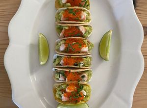 Foto principal de Mini tacos de aguacate, langostinos y caviar de salmón