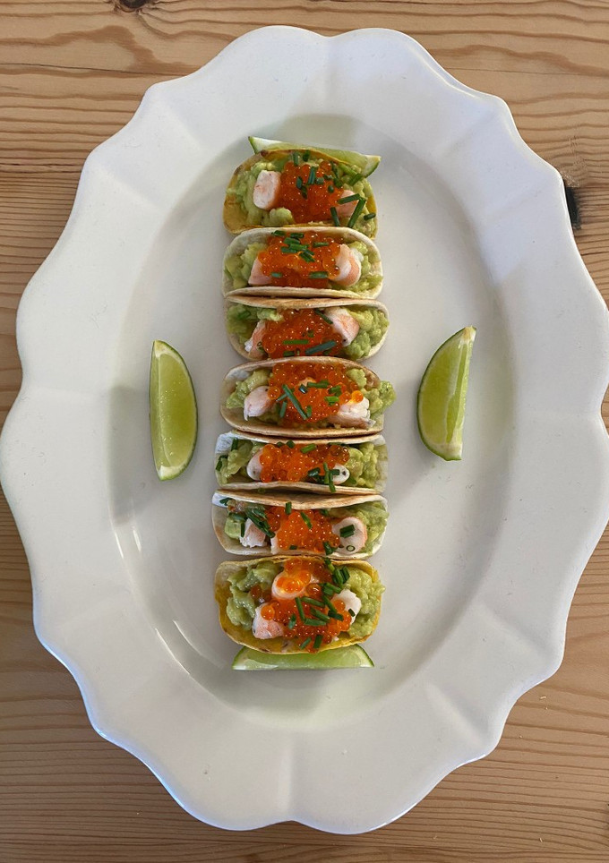 Una foto de Mini tacos de aguacate, langostinos y caviar de salmón