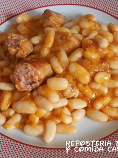 Una foto de Alubias con butifarras con un toque picante
