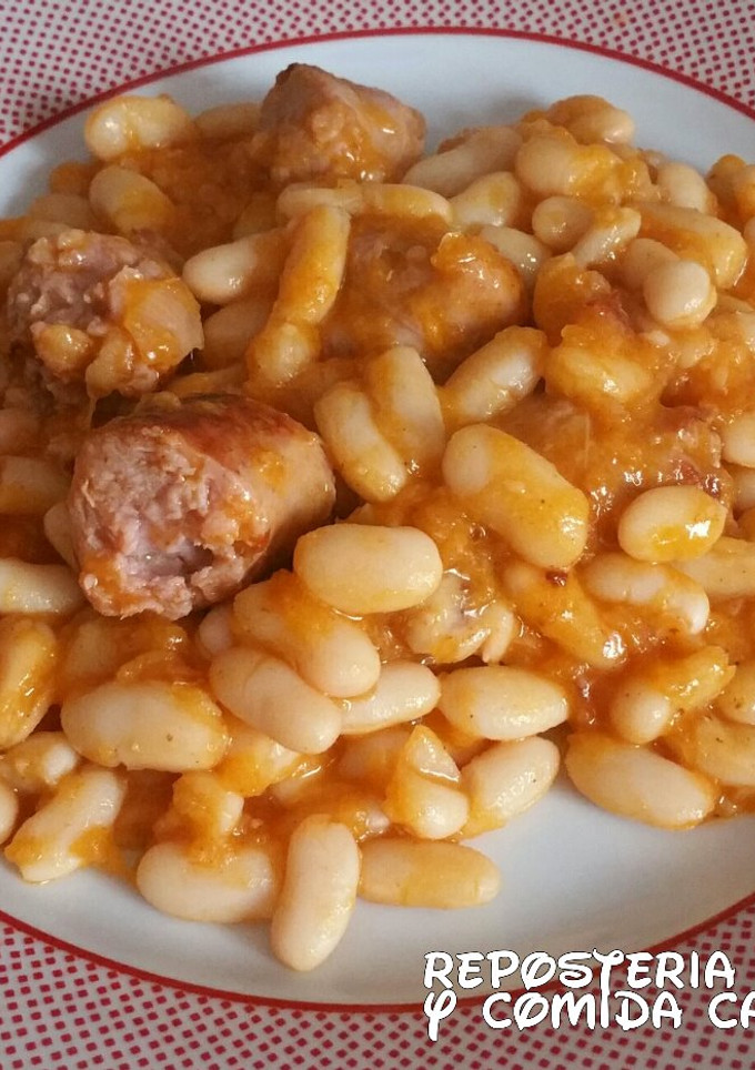 Una foto de Alubias con butifarras con un toque picante