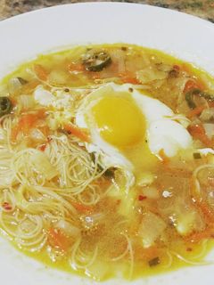 Una foto de Sopa oriental de fideos de arroz con huevo