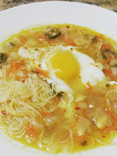 Una foto de Sopa oriental de fideos de arroz con huevo