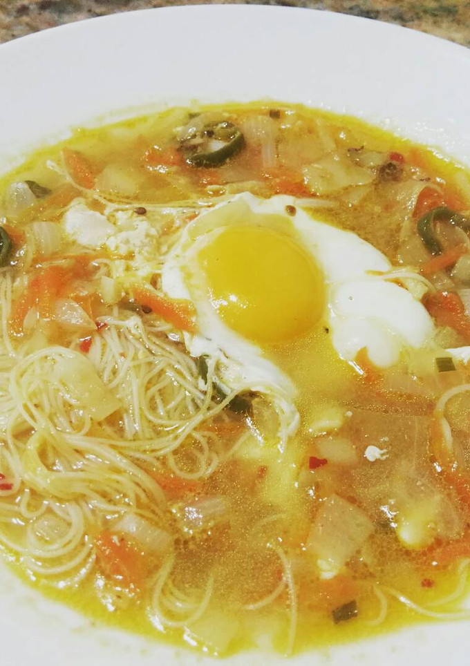 Una foto de Sopa oriental de fideos de arroz con huevo