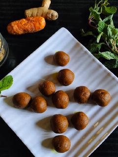 સૂંઠ ની લાડુડી (Dry Ginger Ladu Recipe in gujarati) રેસીપી મુખ્ય ફોટો