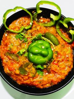 सिमला मिरची रस्सा भाजी (shimla mirchi rassa bhaji recipe in marathi) रेसिपी चे मुख्य फोटो