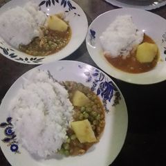 A picture of Coconut rice /wali wa nazi.with peas potatoes stew.