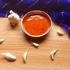 A picture of Garlic chutney.