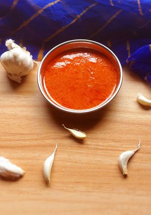 A picture of Garlic chutney.