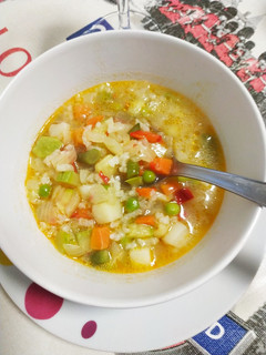 Una foto de Sopa de ensaladilla de verduras con arroz y algo más
