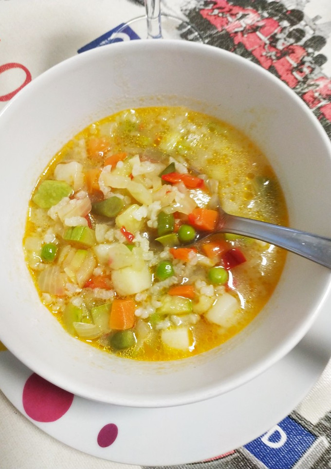 Una foto de Sopa de ensaladilla de verduras con arroz y algo más