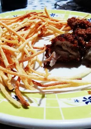 Una foto de Pollo frito muy especiado con papas pay 