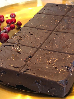 Una foto de Turrón casero de chocolate con pistachos y quinoa tostada en Mambo