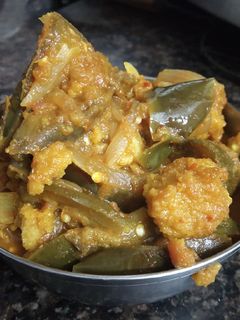 बैंगन बड़ी की सब्जी (baigan vadi ki sabzi recipe in Hindi) रेसिपी मुख्य फोटो