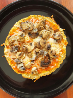 Una foto de Pizza de coliflor con champiñones