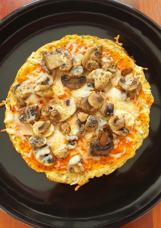 Una foto de Pizza de coliflor con champiñones