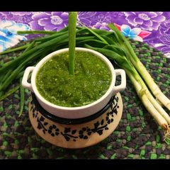 A picture of Leafy onion,& garlic chutney.