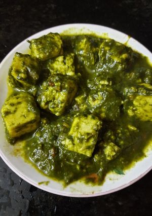 A picture of Palak paneer.
