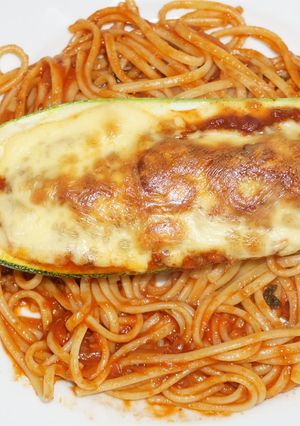 Una foto de Zapallitos italianos rellenos con salsa boloñesa