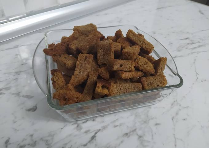 Закуски к пиву. Чесночные гренки из черного хлеба