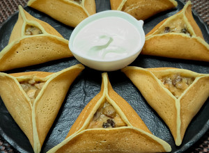 Фото Арабские блинчики с курицей, грибами и сыром.