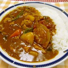 A picture of Summer Vegetable Curry with Chicken and Canned Tomatoes.