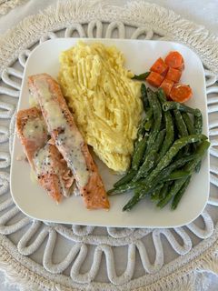 صورة لوصفة سمك السلمون مع الخضار