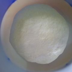 A picture of Pizza dough.