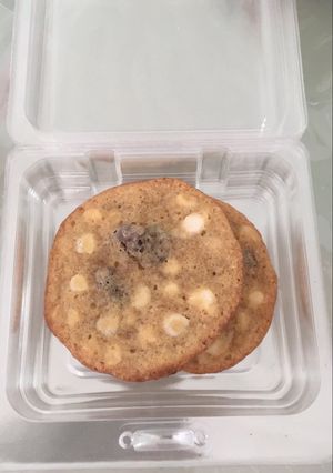 Una foto de Galleta de chocolate blanco y arándanos
