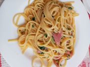 Una foto de pasta con jamón serrano
