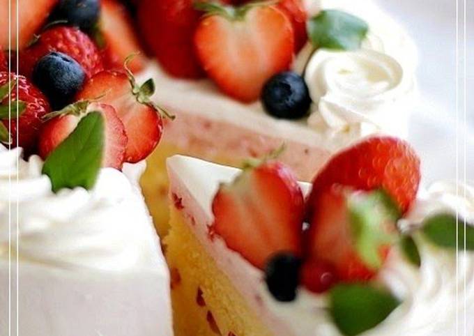 Strawberry Tiramisu Mousse Cake