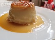 Una foto de flan en taza