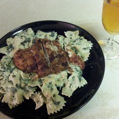 A picture of Breaded chicken & creamy pasta with spinach.