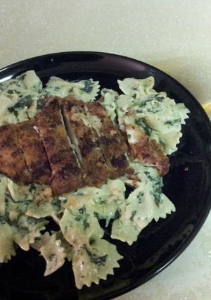 A picture of Breaded chicken & creamy pasta with spinach.