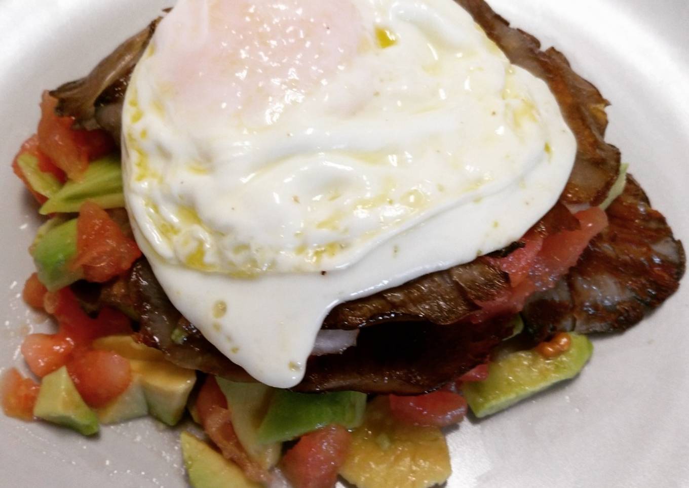 Aguacate con setas a la plancha