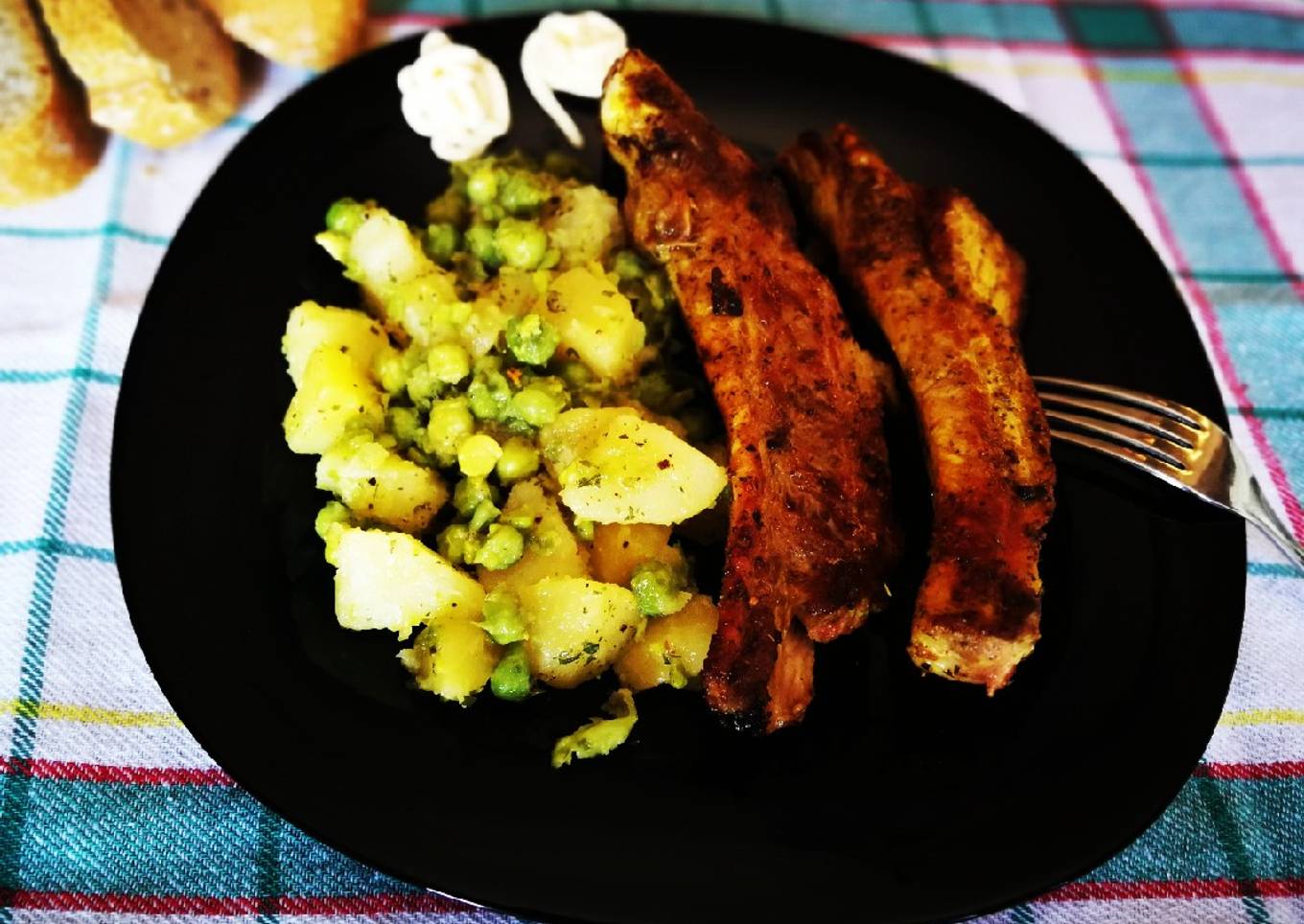 Costillas de cerdo en adobo con patata y guisantes salteadas