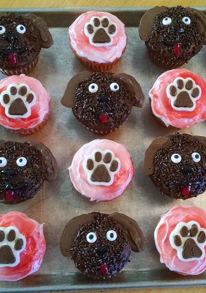 A picture of Puppy theme cupcakes.